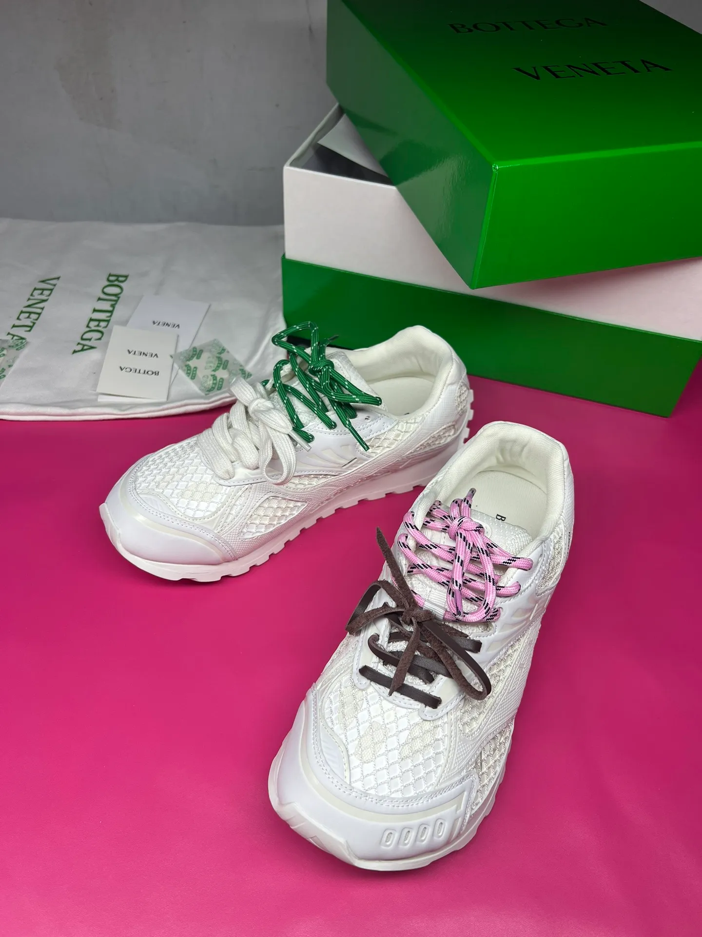 👟👟Ex-factory price 600👟👟 Men's size +10 Real photos 🔥🔥BV Orbit sneakers Wang Yibo's same style couple's dad shoes Runner sneakers, made of lightweight technical mesh fabric. Matched with geometric pattern designed rubber outsole, Wang Zha series high version. Look for the package technology. It is actually a lot taller, but the legs are still slim. Very nice, playable and durable. Matched to the standard💯 Package shoe technology. Look for the high version. The outsole is made of color-blocked TPU outsole. Women's model 35 36 37 38 39 40 41 42 (40 41 42 43 44 45 customized) (Customer logo can be accepted without refund or exchange at a favorable price) Equipped with original packaging